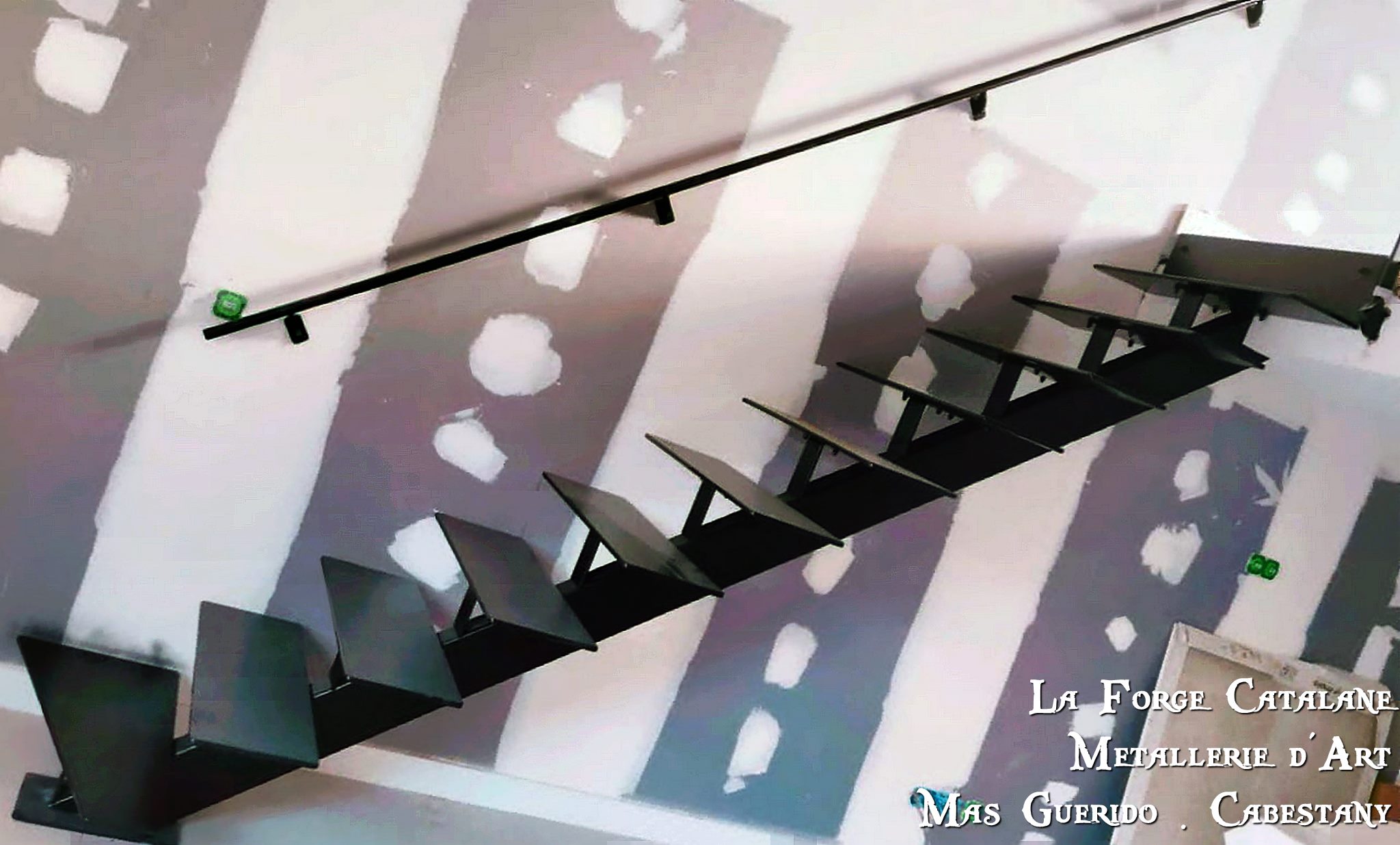 escalier droit limon central marches fer forge catalane.jpg